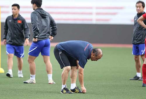 Thầy Park chải đầu, lấy giày cho học trò trước thềm đại chiến U22 Indonesia