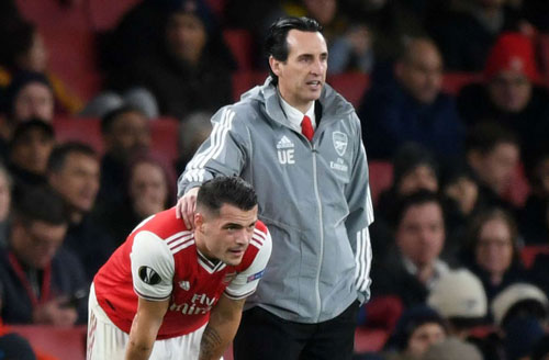 Vừa trở lại thi đấu, Xhaka đã bị CĐV Arsenal la ó dữ dội vì... cười đùa với đối phương