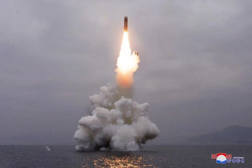 Hình ảnh đợt phóng tử tên lửa từ tàu ngầm ngày 2/10. Ảnh: Reuters/KCNA