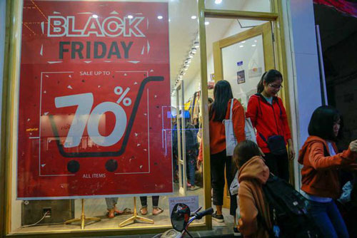 Lo ngại chen lấn ngày Black Friday, nhiều người săn sale sớm