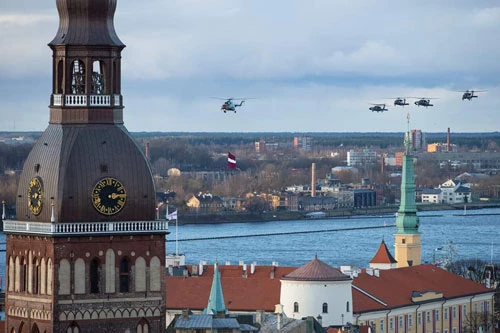 Latvia là một quốc gia có biên giới chung với Nga. nơi gần nhất giữa Latvia và Moscow chỉ 600 km. Việc Quân đội Latvia càng ngày càng thân thiết với NATO khiến Moscow chắc chắn sẽ "đứng ngồi không yên". Nguồn ảnh: Livejournal.