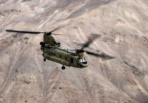 Hôm 20/11 vừa rồi, hãng thông tấn Reuters đã đăng tải thông tin cho biết, một trực thăng vận tải CH-47 Chinook của Mỹ đã rơi khi đang làm nhiệm vụ ở Afghanistan. Nguồn ảnh: QQ
