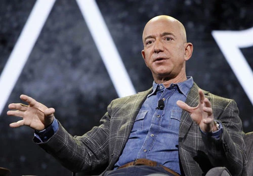 Tỷ phú Jeffrey Bezos là nhà sáng lập, CEO kiêm Chủ tịch của Amazon.com. Ông lái chiếc Honda Accord trị giá 22.000 USD từ năm 2013. Khi được hỏi lý do trên 60 Minutes, Bezos trả lời: "Nó vẫn là một chiếc xe tốt". Ảnh: AP.
