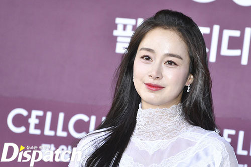 Kim Tae Hee xuất hiện lần đầu tiên trước công chúng sau nghỉ sinh