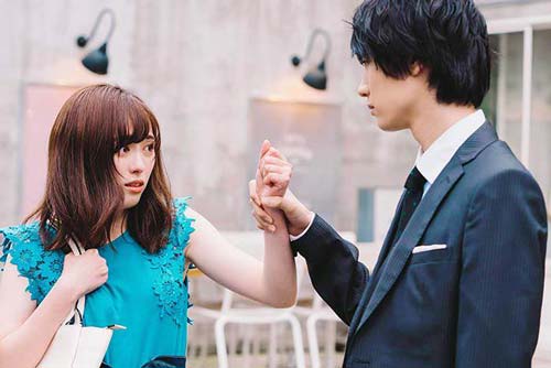 Sững sờ khi được bạn gái giới thiệu "bố nuôi" tóc bạch kim ngay cửa nhà nghỉ