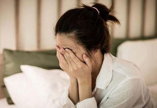 Sau 4 ngày về quê chăm mẹ bệnh nặng, anh trai gọi điện nói với vợ một câu, tôi vô tình nghe được mà choáng đến lặng người