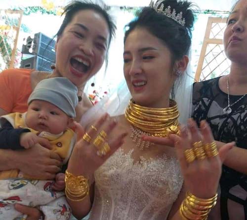 Cô dâu Cao Bằng đeo vàng kín cổ, người thân phải đi cạnh "đỡ phụ"