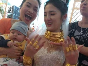 Cô dâu Cao Bằng đeo vàng kín cổ, người thân phải đi cạnh "đỡ phụ"