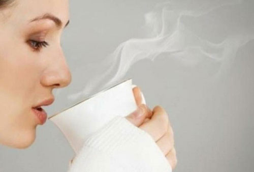 Điều gì xảy ra nếu bạn uống nước ấm mỗi sáng khi thức dậy?