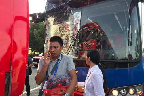 Xe của đoàn Việt Nam gặp tai nạn trên đường tới khai mạc SEA Games 30