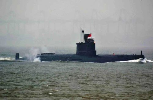 Tàu ngầm Type 035 Ming do Viện thiết kế và phát triển tàu Vũ Hán (Viện 701) thiết kế từ những năm 1970 dựa trên thân tàu ngầm lớp Type 033 (sao chép mẫu Project 633 Liên Xô) nhưng cải tiến về động lực, thân tàu, hệ thống sonar. Ra đời đã khá lâu và còn khá nhiều tàu đang phục vụ nhưng Type 035 hiếm khi được Hải quân Trung Quốc công bố ảnh to rõ, khác với lớp tàu ngầm hiện đại Type 039, Type 041 thường xuyên được quân tâm, chụp ảnh.