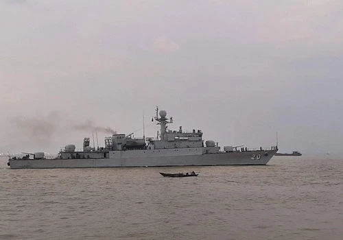 Mới đây đã xuất hiện những hình ảnh đầu tiên về việc Hải quân Việt Nam tiến hành dự án nâng cấp tàu hộ vệ săn ngầm cỡ 1.000 tấn số hiệu 18 và 20 thuộc lớp Pohang do Hàn Quốc viện trợ thành tàu hộ vệ tên lửa.