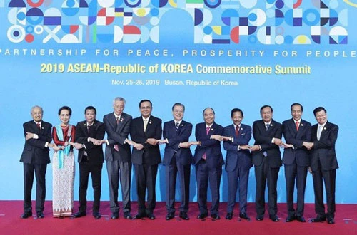 Thủ tướng Nguyễn Xuân Phúc và các nhà Lãnh đạo tại Hội nghị cấp cao ASEAN - Hàn Quốc. (Ảnh: TTXVN).