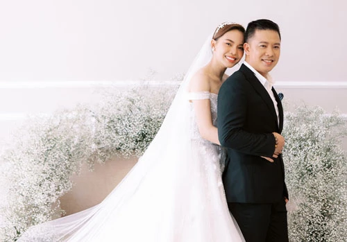 Ảnh cưới của Giang Hồng Ngọc và ông xã Xuân Văn.