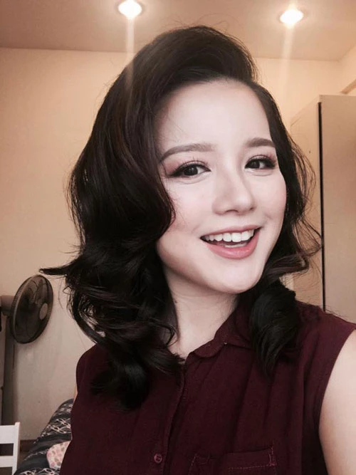 MC Minh Trang sinh năm 1987. Cách đây hơn 10 năm cô từng được xem là hot girl của báo Hoa học trò khi liên tiếp xuất hiện trên trang bìa với gương mặt xinh xắn và đôi mắt "biết cười".