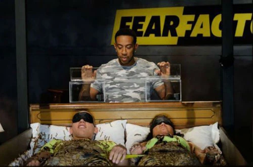 Fear Factor (2001-2006): Trong suốt 6 năm lên sóng, Fear Factor vừa là chương trình truyền hình ăn khách tại Mỹ, vừa là tâm điểm gây tranh cãi vì những thử thách man rợ. Mỗi người chơi được yêu cầu hoàn thành 3 nhiệm vụ mạo hiểm để nhận khoản tiền thưởng 50.000 USD. Một trong những thử thách cực điểm kinh dị là khi các thí sinh phải uống nước tiểu và tinh dịch của lừa. Tuy nhiên, tập này bị hủy phát sóng vào phút chót.