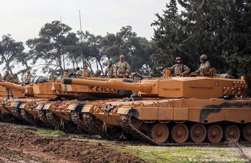 Theo tờ Bild của Đức, Quân đội Thổ Nhĩ Kỳ đã cung cấp miễn phí những xe tăng hạng nặng Leopard 2A4 do Đức sản xuất (không rõ số lượng) cho Quân đội Syria (SNA) do Ankara hậu thuẫn để chiến đấu với Lực lượng Dân chủ Syria (SDF). Quyết định của Thổ Nhĩ Kỳ được thực hiện ngay trong ngày 22/11 và người dân địa phương đã thấy những cỗ tăng này do SNA điều khiển tham gia chiến đấu với SDF tại một số nơi.