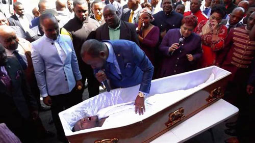 Thầy cúng khiến người chết sống dậy, công ty tang lễ "nổi sung"