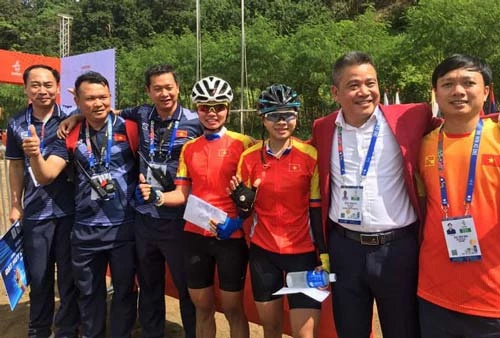 Hai tay đua của Việt Nam nhận thưởng 'nóng'. Ảnh: Internet.