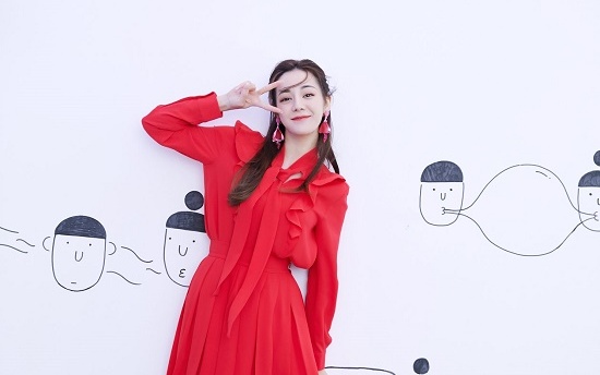 Ảnh hậu trường đẹp xuất sắc của Địch Lệ Nhiệt Ba gây sốt mạng xã hội