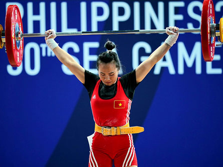 Giành HCV SEA Games, Vương Thị Huyền bật khóc vì nhớ cha