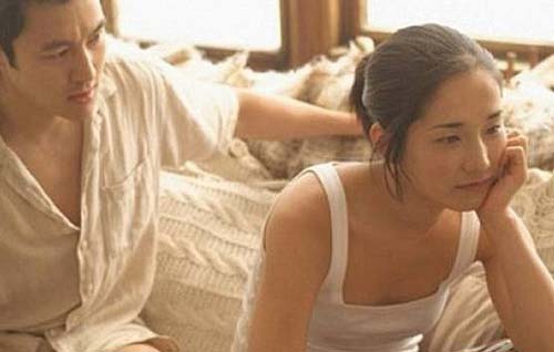 Trước quyết định chia tay vợ nói khẽ "hãy cùng em làm 1 chuyện", sau khi thực hiện xong anh chồng vội quỳ xuống chân vợ mà xé ngay đơn ly hôn đã ký