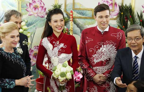 MC Hoàng Oanh không giấu nổi hạnh phúc, sánh đôi bên chồng Tây điển trai cực phẩm trong lễ rước dâu