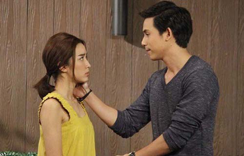 Mẹ tôi vừa nhập viện, mẹ người yêu đã đến thăm và đưa cho một tấm thẻ 2 tỷ đồng nhưng lời cầu xin của bác khiến tôi chết lặng