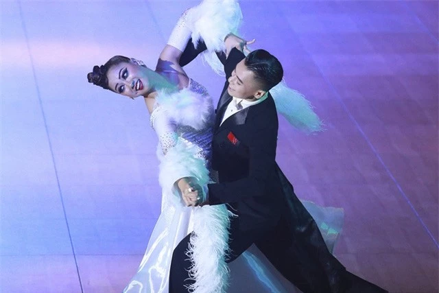 Hút mắt với những bộ cánh sặc sỡ của VĐV Dance Sport tại SEA Games 30 - Ảnh 3.