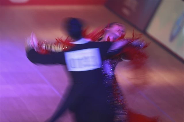 Hút mắt với những bộ cánh sặc sỡ của VĐV Dance Sport tại SEA Games 30 - Ảnh 5.
