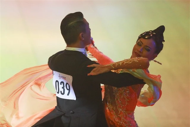 Hút mắt với những bộ cánh sặc sỡ của VĐV Dance Sport tại SEA Games 30 - Ảnh 8.