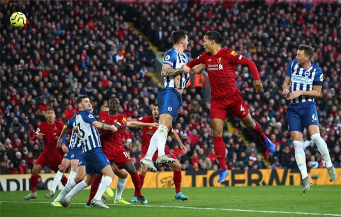 Van Dijk nhân đôi cách biệt sau đó 6 phút cũng bằng một cú đánh đầu