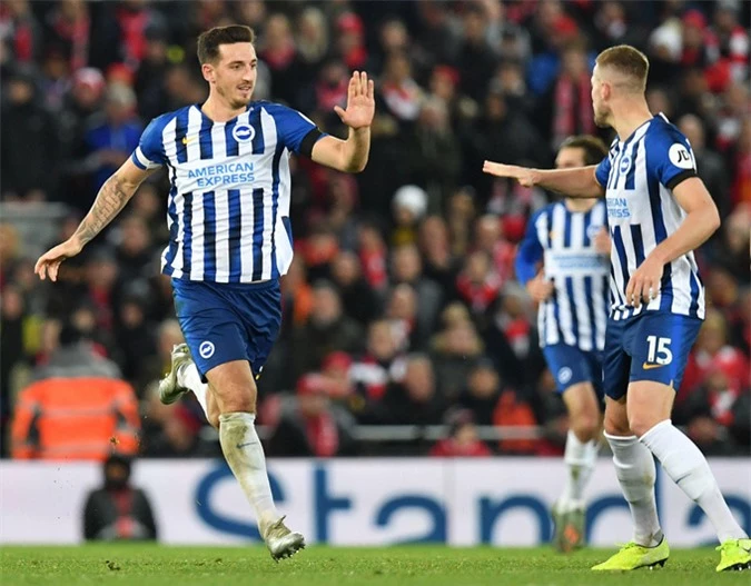 Lewis Dunk xử lý rất quái để mang về bàn rút ngắn cách biệt cho Brighton