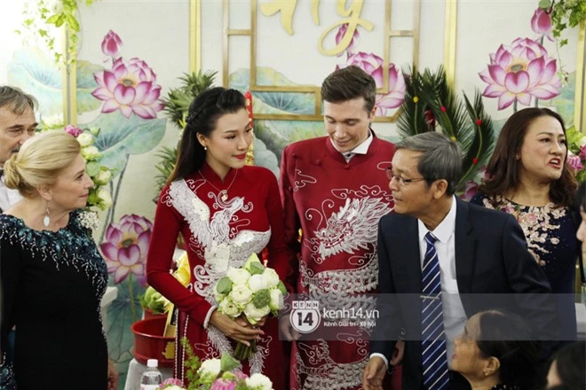 MC Hoàng Oanh không giấu nổi hạnh phúc, sánh đôi bên chồng Tây điển trai cực phẩm trong lễ rước dâu - Ảnh 8.