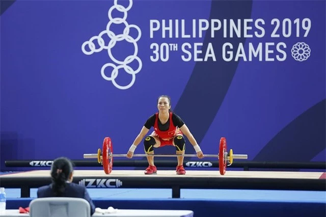 Vương Thị Huyền giành HCV đầu tiên cho cử tạ Việt Nam tại SEA Games 30 - Ảnh 1.