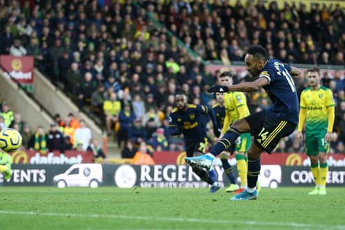 Ozil trở lại, Arsenal hòa hú vía trước Norwich