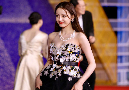 Địch Lệ Nhiệt Ba đánh rơi hoa tai trị giá gần 700 triệu tại sự kiện