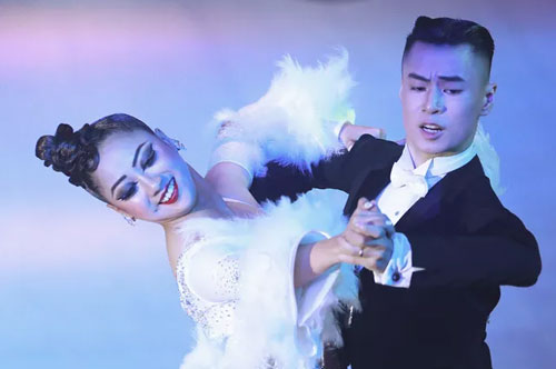 Hút mắt với những bộ cánh sặc sỡ của VĐV Dance Sport tại SEA Games 30