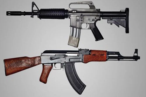 AR-15 (trên) và AK-47 là hai mẫu súng trường phổ biến nhất thế giới. Ảnh:Gunbackers.