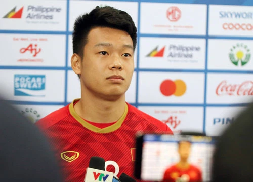 Trung vệ Nguyễn Thành Chung trả lời phỏng vấn báo chí.