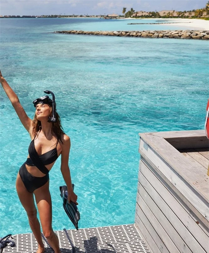 ‘Thiên thần’ Brazil hút hồn với bikini cut-out sexy tại Maldives - ảnh 2