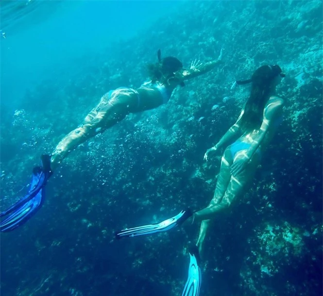 ‘Thiên thần’ Brazil hút hồn với bikini cut-out sexy tại Maldives - ảnh 4