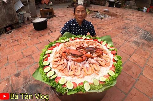 Bà Tân Vlog lại khiến dân mạng hoang mang khi sáng chế ra món ăn mới: Cơm hải sản = cơm trắng + đặt hải sản lên trên
