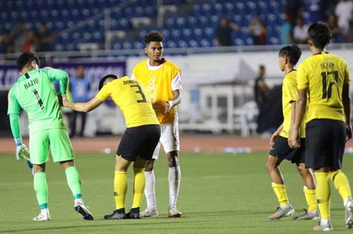 U22 Malaysia bị CĐV nhà ví như ‘những con gà không đầu’