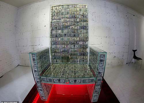 Tỷ phú Nga chơi "sốc" khi dùng tiền mặt đóng thành ghế ngồi