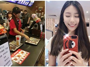 Đứng bán gà rán, cô gái bất ngờ nổi tiếng vì bị chụp trộm, 4 năm sau lột xác thành hot girl, crush trong mơ của giới game thủ