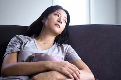 Đêm khuya đi ngang qua phòng mẹ chồng, tôi nghe tiếng lạch cạch khả nghi, mở tung cửa bước vào thì biết được toàn bộ bí mật của mẹ chồng