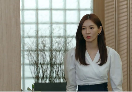 Nghe tiếng thủ thỉ trong phòng giúp việc, tôi hoảng loạn đẩy cửa vào thì phát hiện sự thật trái ngang