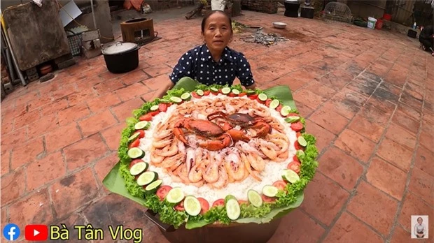 Bà Tân Vlog lại khiến dân mạng hoang mang khi sáng chế ra món ăn mới: Cơm hải sản = cơm trắng + đặt hải sản lên trên - Ảnh 1.