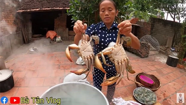Bà Tân Vlog lại khiến dân mạng hoang mang khi sáng chế ra món ăn mới: Cơm hải sản = cơm trắng + đặt hải sản lên trên - Ảnh 3.